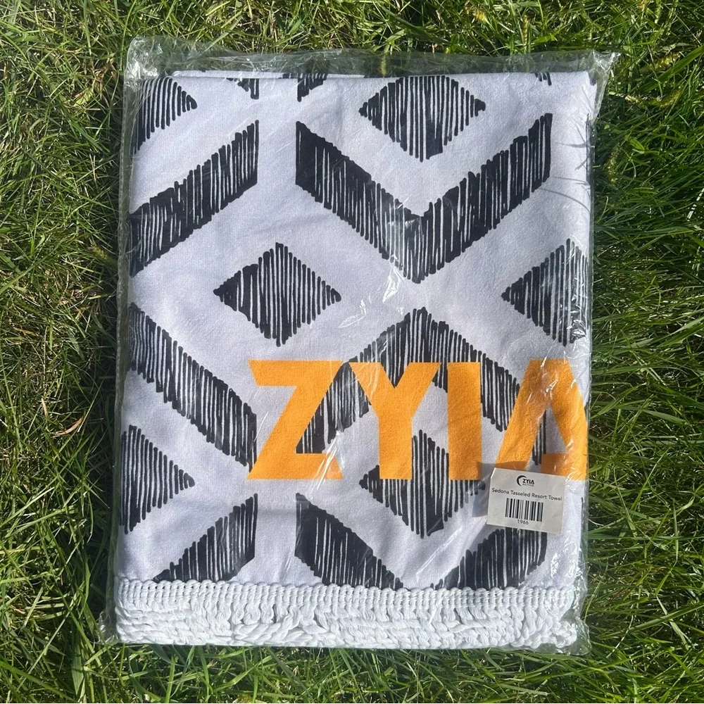 ZYIA Sedona Tasseled Resort White and Black Patterned Beach Pool Towel NEW